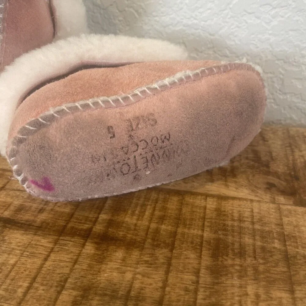 Minnetonka Moccasins Pink Lambs Wool Suede BOOTIES BOOTS Size 5 Infant READ FLAW